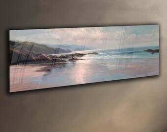 Arte mural de vidrio con paisaje marino sereno y playa costera.