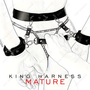 Puede incluir: Arn&eacute;s de cuero negro con detalles de cadena y esposas a juego. El arn&eacute;s tiene un cintur&oacute;n con hebilla y dos correas que se conectan a las esposas. El texto "KING HARNESS MATURE" est&aacute; impreso debajo de la imagen.
