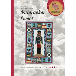 Könnte beinhalten: Ein Nutcracker Sweet Quiltmuster mit einer farbenfrohen Nussknacker-Illustration, umgeben von einem Rand mit weihnachtlichen Designs. Das Muster ist 51 Zoll mal 33 Zoll groß.