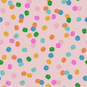 Op de afbeelding: Een naadloos patroon met een lichtroze achtergrond verspreid met kleine, driedimensionale kubussen in diverse kleuren zoals oranje, groen, blauw, geel en roze. De kubussen zijn in verschillende richtingen over het oppervlak geplaatst.
