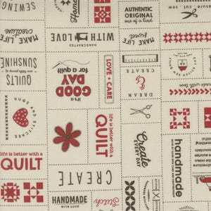 Könnte beinhalten: Cremefarbener Stoff mit einem Patchwork-Design mit rotem und schwarzem Text und Illustrationen. Der Text enthält Sätze wie "handgemacht", "Quilt" und "erstellen". Das Design erinnert an Steppmuster.