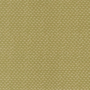 Op de afbeelding: Close-up van een stof met een herhalend patroon. De stof heeft een licht olijfgroene achtergrond met een raster van kleine, witte, verticale streepjes. De streepjes zijn gelijkmatig verdeeld en creëren een textuur.