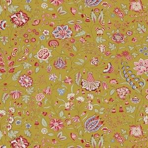 Op de afbeelding: Een textielstof met een dicht botanisch patroon op een mosterdgele achtergrond. Het ontwerp bestaat uit complexe bloemmotieven, gestileerde bloesems en delicate bladeren in tinten roze, rood, blauw en wit.
