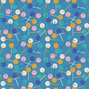 Op de afbeelding: Een herhalend patroon op een blauwe achtergrond met talloze ronde lolly's in diverse kleuren, waaronder roze, geel, groenblauw, wit en donkerblauw. Elke lolly bestaat uit een ronde snoepkop bevestigd aan een dun, recht stokje.