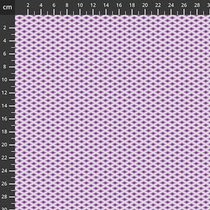 Op de afbeelding: Een textielstof met een herhalend geometrisch ruitpatroon in tinten paars en wit. Het materiaal wordt getoond tegen een zwarte liniaalrand met metrische markeringen, die een breedte van 30 cm en een hoogte van 30 cm aangeeft.