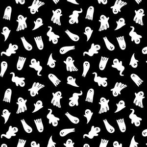 Op de afbeelding: Een zwarte stof met een herhalend patroon van kleine witte spookjes. Elk spookje is afgebeeld met een eenvoudig rond hoofd, twee zwarte ronde ogen en een wapperend lakenachtig lichaam in verschillende richtingen op de donkere achtergrond.