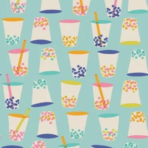 Op de afbeelding: Een herhalend patroon op een lichtblauwe achtergrond met gestileerde illustraties van bubble tea bekers in diverse kleuren. Elke beker bevat kleurrijke boba parels of vierkante toppings, waarbij sommige bekers rietjes in roze, geel of oranje tonen.