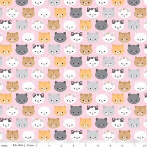 Pode incluir: Um padrão repetitivo de rostos de gatos de desenho animado em várias cores, incluindo cinza, branco, laranja e marrom, em um fundo rosa. Alguns gatos têm gravatas borboleta. O tecido é medido em polegadas.