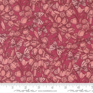 Op de afbeelding: Roze stof met een herhalend patroon van vlinders en bloemen. De stof is bedrukt met een delicate lijntekening van het ontwerp.