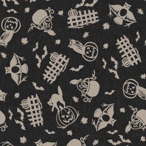 Op de afbeelding: Een donkergrijze stof met een herhalend patroon van lichtbeige Halloween-illustraties, waaronder pompoenen, uilen, katten, hekken en vleermuizen, afgewisseld met kleine verspreide herfstbladeren door het hele ontwerp heen.