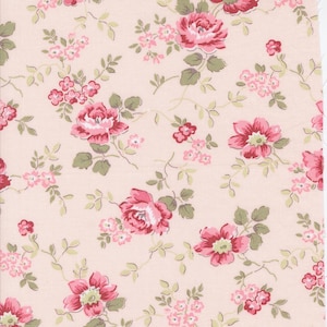 Op de afbeelding: Een bloemenstof met een herhalend patroon van roze rozen en kleinere roze bloemen met groene bladeren op een lichtroze achtergrond. Het ontwerp heeft een vintage, romantische uitstraling.
