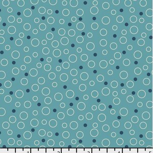 Op de afbeelding: Een turquoise stof met een herhalend patroon van witte cirkels en marineblauwe stippen. De cirkels variëren in grootte en zijn verspreid over het oppervlak. De stippen zijn kleiner en gelijkmatig verdeeld.