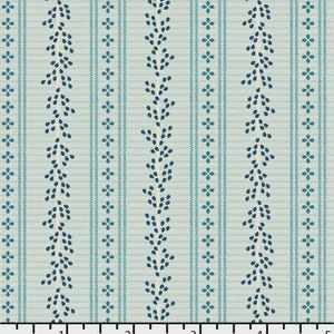 Op de afbeelding: Een herhalend patroon met verticale strepen in lichtblauw en wit, met afwisselende bloemen- en bladvormige ontwerpen in donkerblauw. Het ontwerp doet denken aan vintage behang of stof.