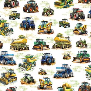 Op de afbeelding: Een herhalend patroon van verschillende landbouwvoertuigen, waaronder tractoren, combines en bulldozers, in groen, geel, blauw en rood. De voertuigen staan tegen een achtergrond in aquarel-stijl met lichtgroene en witte tinten. Geschikt voor stof of behang.