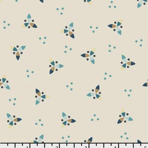 Op de afbeelding: Een crèmekleurige stof met een herhalend patroon van gestileerde bloemvormen in tinten blauw, bruin en geel. Kleine blauwe stippen zijn verspreid over het ontwerp. Het patroon wordt in centimeters gemeten.