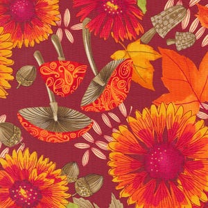 Op de afbeelding: Een rode achtergrond met een herhalend patroon van oranje en gele bloemen, bruine paddenstoelen en eikels. De bloemen hebben een rode kern en gele bloemblaadjes. De paddenstoelen hebben bruine hoeden en rode stelen. De eikels zijn bruin en hebben een dop bovenop.