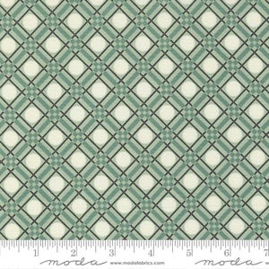 Könnte beinhalten: Ein Stoffmuster mit einem sich wiederholenden geometrischen Muster aus salbeigrünen und cremefarbenen Rauten mit dünnen schwarzen, sich kreuzenden Linien und kleinen cremefarbenen Kreisen in jeder Raute, abgebildet mit einem 18 cm Lineal.