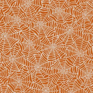 Op de afbeelding: Een stof met een herhalend patroon van witte spinnenwebben gedrukt op een effen oranje achtergrond. Het ontwerp bestaat uit meerdere onderling verbonden webmotieven die elkaar overlappen over het gehele oppervlak van het textiel.