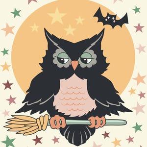 Pode incluir: Ilustração fantasiosa de uma coruja preta com peito rosa e bico laranja, segurando uma vassoura. Um morcego voa acima da coruja, com uma lua amarela e estrelas no fundo. Tema de Halloween.