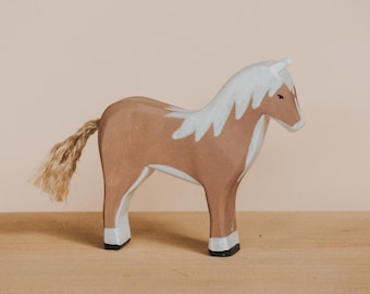 Caballo de madera, Potrillo de madera, Animal de madera hecho a mano, Juguete Montessori, Figura de animal, Caballo de madera Waldorf, Regalo de Navidad, Juguete de animales del bosque