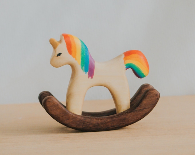 Hölzernes Schaukeleinhornspielzeug, handgemachtes hölzernes Miniaturspielzeug, Weinlesetier kleines Spielzeug, Kinderzimmerbücherregaldekor, Babypartygeschenk