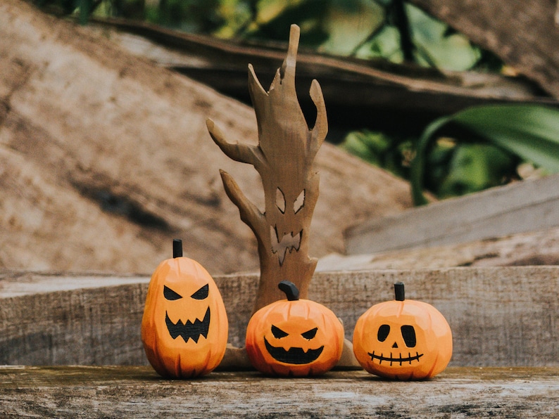 Wooden Spooky Tree Figurine, Haunted Forest Halloween Decoration, Handcrafted Haunted Tree Ornament, Rustic Wooden Tabletop Decor