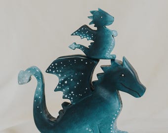 Juguete de dragón de agua de madera, dragón azul pintado a mano, criatura mítica de fantasía, juego de simulación Waldorf, regalo único