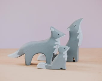 Houten wolf, houten coyote, wolffamilie, handgemaakt houten dier, Montessorispeelgoed, wild dier, Waldorf houten wolfsspeelgoed, bosdierenspeelgoed