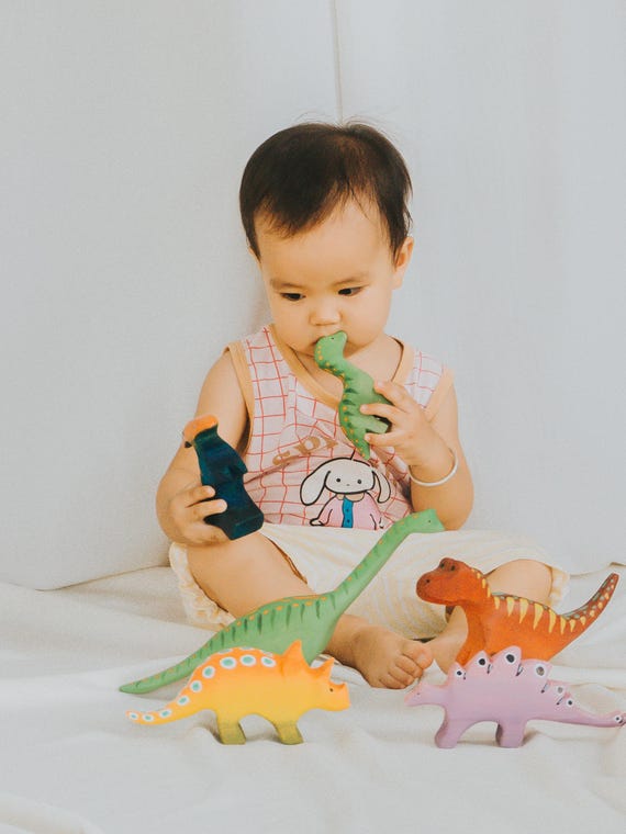 Uping Giochi Montessori – Costruzioni In Legno Con 4 Dinosauri (T-Rex, Triceratopo, Stegosauro, Pterodattilo), Per Bambini 3-5 Anni, Regalo Educativo