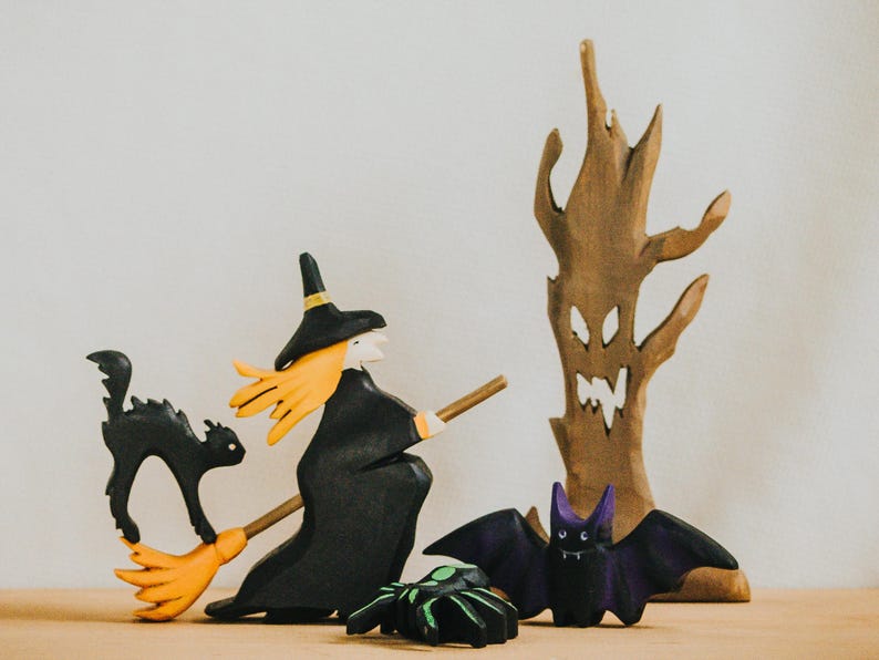 Wooden Spooky Tree Figurine, Haunted Forest Halloween Decoration, Handcrafted Haunted Tree Ornament, Rustic Wooden Tabletop Decor