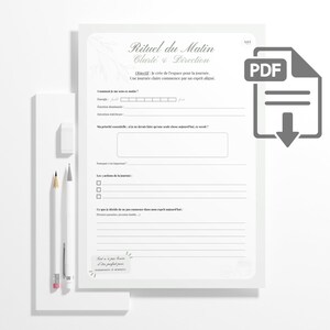 Peut inclure: Un planificateur quotidien blanc avec le texte "Rituel du Matin Clarté & Direction" et une icône PDF. Le planificateur comprend des sections pour les objectifs et les intentions quotidiens. Un crayon, un stylo et une gomme sont à côté du planificateur.