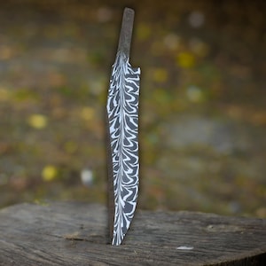 Lama di coltello Bowie in Damasco fatta a mano, lama grezza Feather, fabbricazione di coltelli a codolo intero