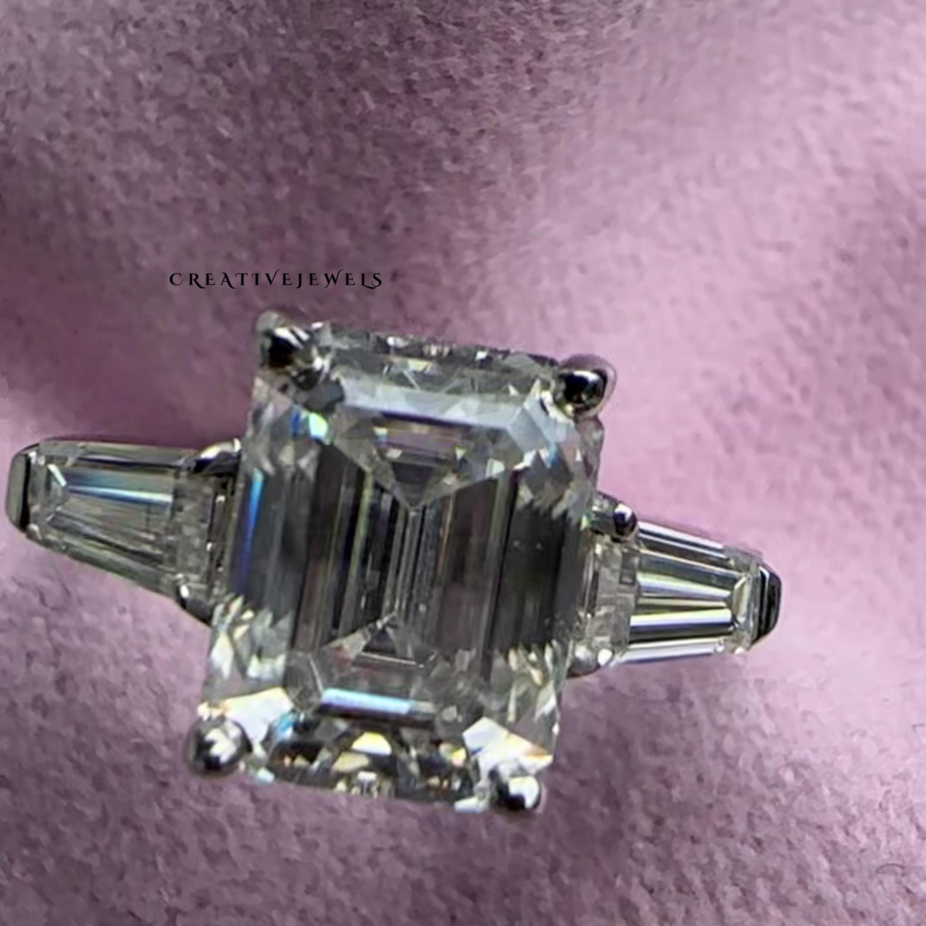 3 ストーン エメラルド カット 3CT モアッサナイト エンゲージ リング