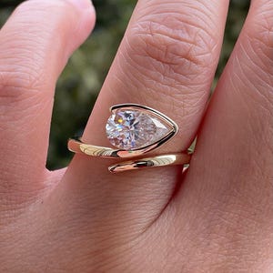 Anel de noivado de moissanita com lapidação pera de 2,0 ct, aliança de casamento em ouro amarelo 10k, anel com lapidação pera de leste a oeste, aliança de casamento com conjunto de meio bazel para noivas.