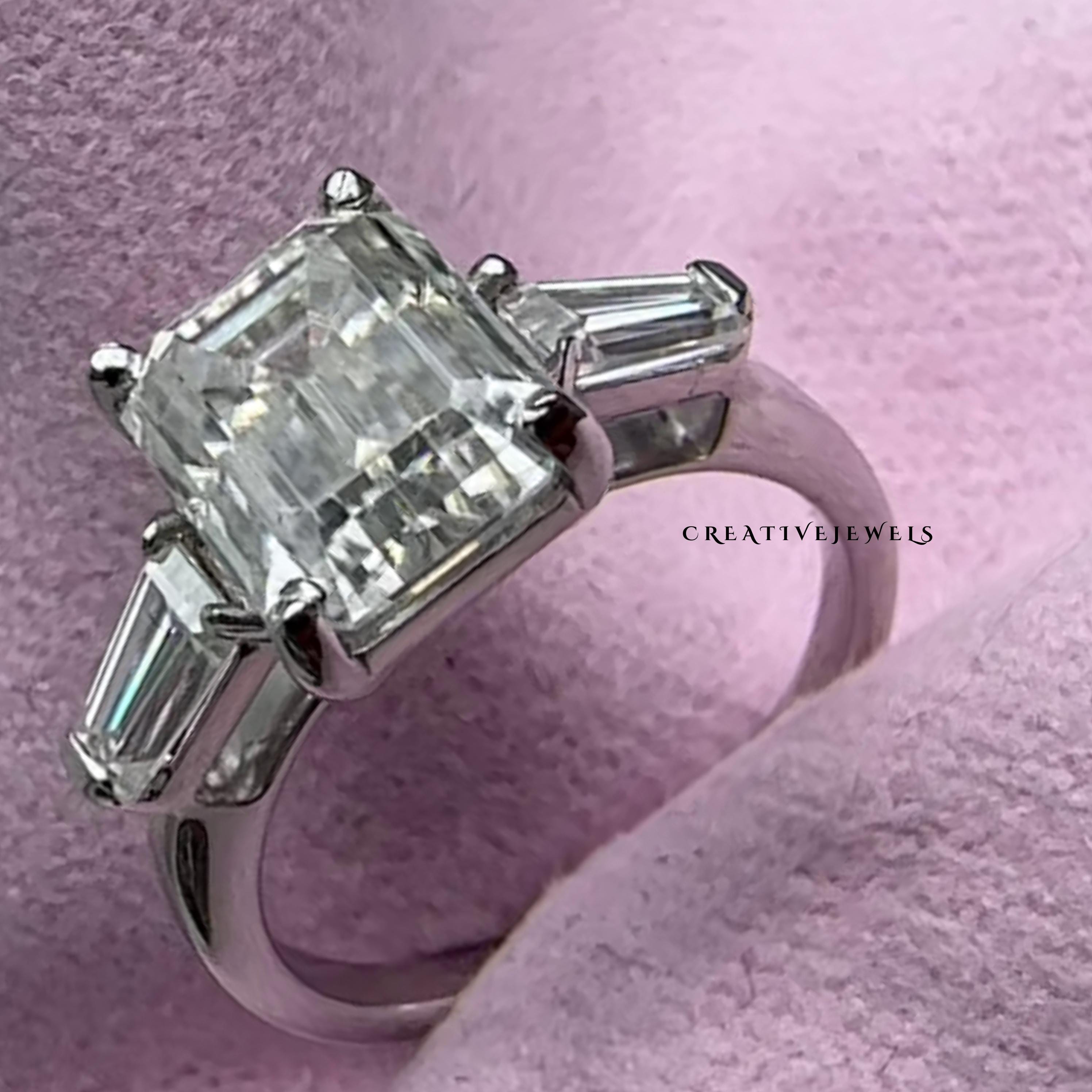 3 ストーン エメラルド カット 3CT モアッサナイト エンゲージ リング