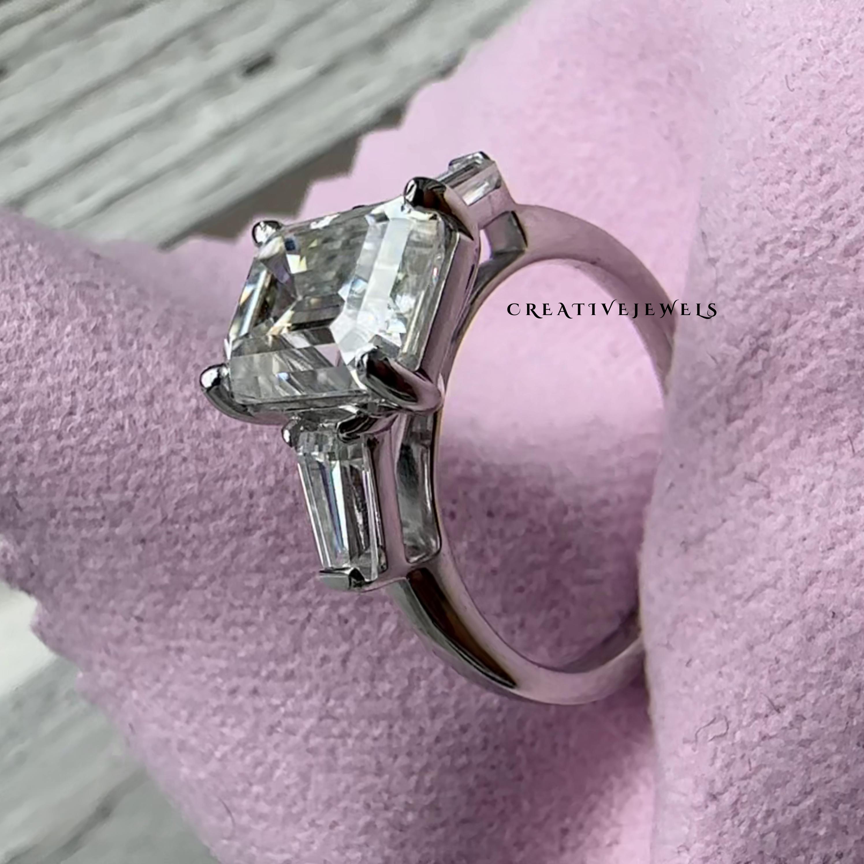 3 ストーン エメラルド カット 3CT モアッサナイト エンゲージ リング