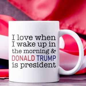Tazza da caffè Donald Trump, Adoro quando mi sveglio... e Trump è presidente, Trump 2024, Regalo MAGA, Regalo patriottico, Rendiamo l&#39;America di nuovo grande