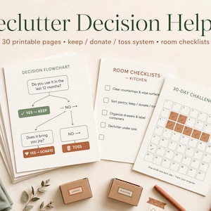 Op de afbeelding: Een set van 30 printbare pagina's getiteld Declutter Decision Helper, met een beslissingsstroomdiagram, kamerchecklists voor de keuken en een 30-dagen uitdagingsrooster met instructies voor bewaren, doneren of weggooien.