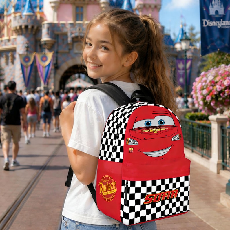 Peut inclure: Sac &agrave; dos rouge avec Lightning McQueen du film Cars. Le sac &agrave; dos a un motif &agrave; carreaux sur les c&ocirc;t&eacute;s et le mot "SOFIA" en blanc. Le sac &agrave; dos porte &eacute;galement le mot "Rusteze".