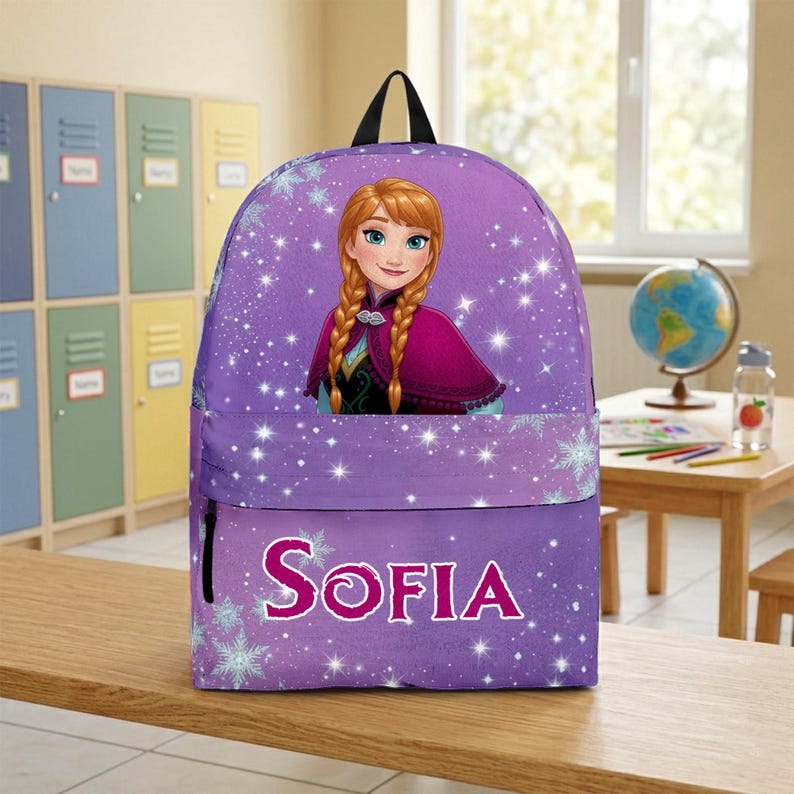 Pu&ograve; includere: Uno zaino viola con la grafica di un personaggio dai capelli intrecciati, mantello magenta e corpetto nero. La borsa presenta un motivo a fiocchi di neve bianchi, stelle scintillanti e il nome Sofia stampato in lettere bianche sul taschino.