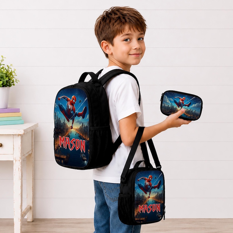 Puede incluir: Una mochila negra, una bolsa de almuerzo a juego y un estuche, todos con un estampado gr&aacute;fico de Spider-Man en un entorno urbano con el nombre MASON impreso en letras rojas. Los art&iacute;culos est&aacute;n hechos de tela negra con correas ajustables.