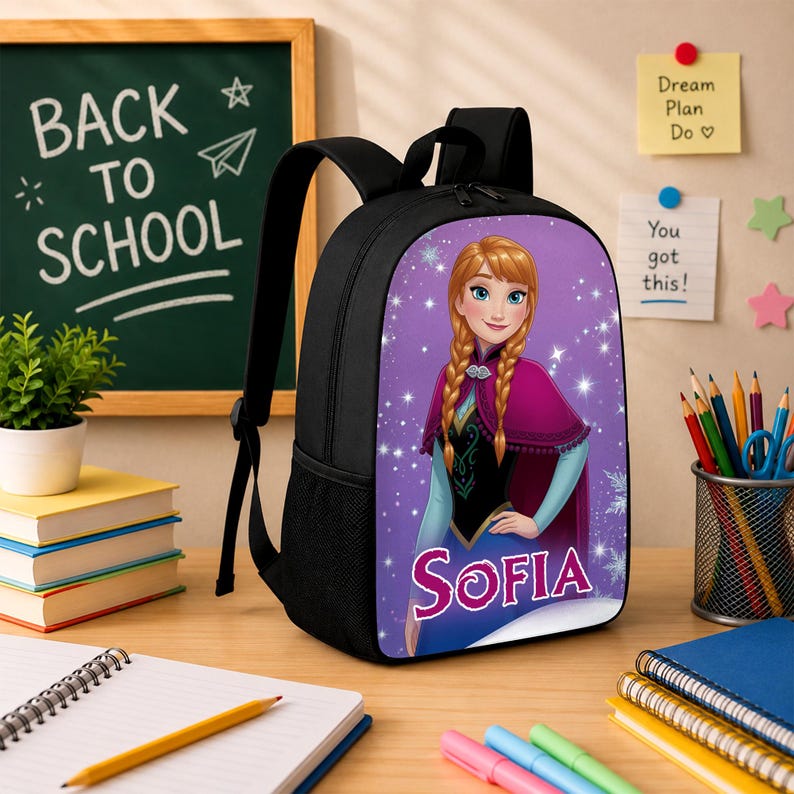 Pu&ograve; includere: Uno zaino nero con una stampa grafica di un personaggio con capelli intrecciati in un abito viola, con il nome SOFIA stampato in lettere bianche sul fondo. Lo zaino &egrave; dotato di spallacci neri, una maniglia superiore e tasche laterali in rete.