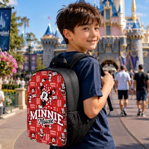 Pu&ograve; includere: Uno zaino nero con un pannello frontale rosso caratterizzato da una stampa all-over di Minnie Mouse e dalla scritta Minnie Mouse in lettere bianche. Lo zaino include spallacci neri e tasche laterali in rete per riporre oggetti.