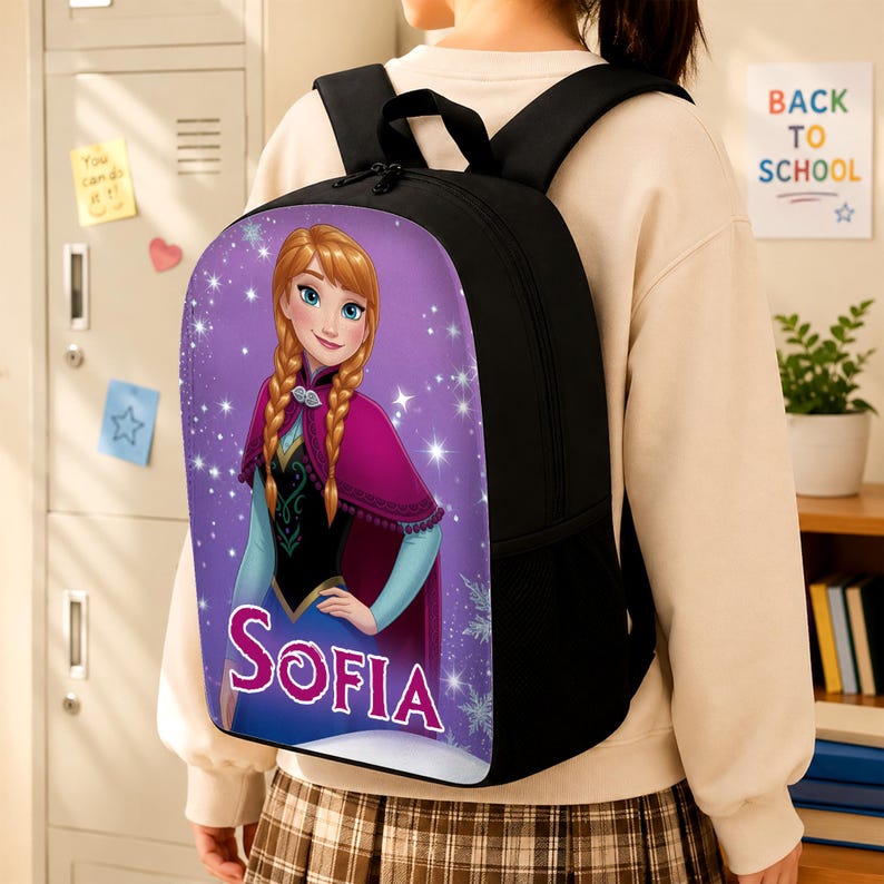 Pu&ograve; includere: Uno zaino nero con una stampa grafica di un personaggio con capelli intrecciati che indossa un mantello viola e un vestito azzurro. Il nome SOFIA &egrave; stampato in grandi lettere rosa nella parte inferiore della grafica su sfondo viola.
