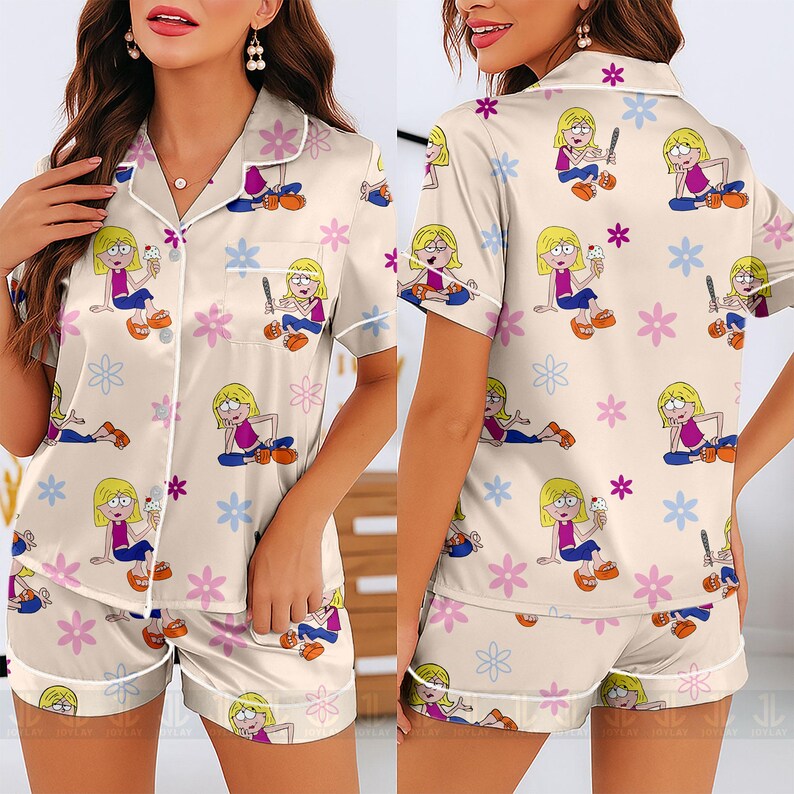 Pu&ograve; includere: Pigiama color crema con un design di personaggi dei cartoni animati e fiori. La maglia a maniche corte e i pantaloncini presentano un motivo ripetuto di una ragazza che tiene in mano un gelato e fiori. Il set ha finiture bianche.