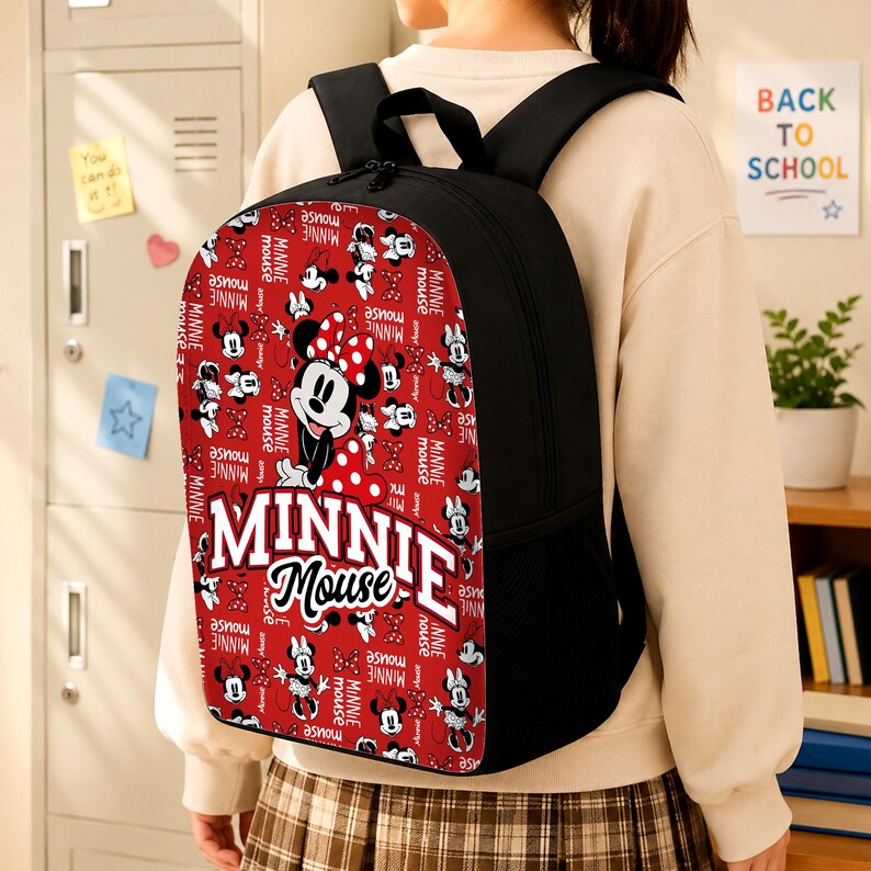 Pu&ograve; includere: Uno zaino nero con un pannello frontale rosso caratterizzato da una stampa all-over di personaggi di Minnie Mouse, fiocchi a pois e la scritta Minnie Mouse in grandi lettere bianche. Lo zaino ha spallacci neri e tasche laterali in rete.