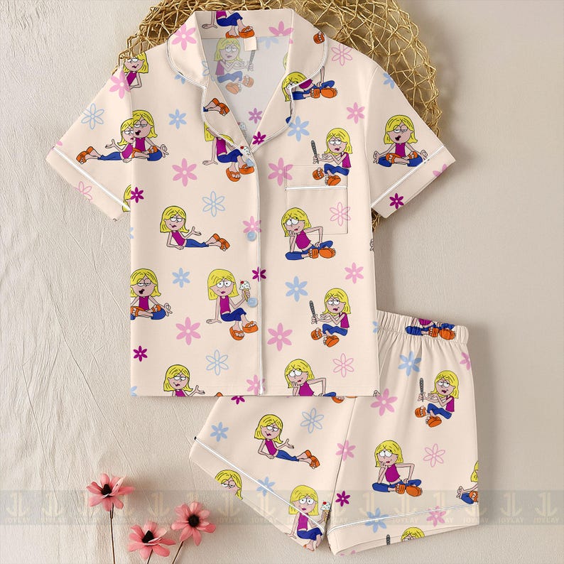 Pu&ograve; includere: Un completo pigiama a due pezzi beige chiaro, con un motivo ripetuto di personaggi dei cartoni animati e fiori. Il set comprende una camicia a maniche corte con bottoni e pantaloncini abbinati, entrambi bordati da un profilo bianco.