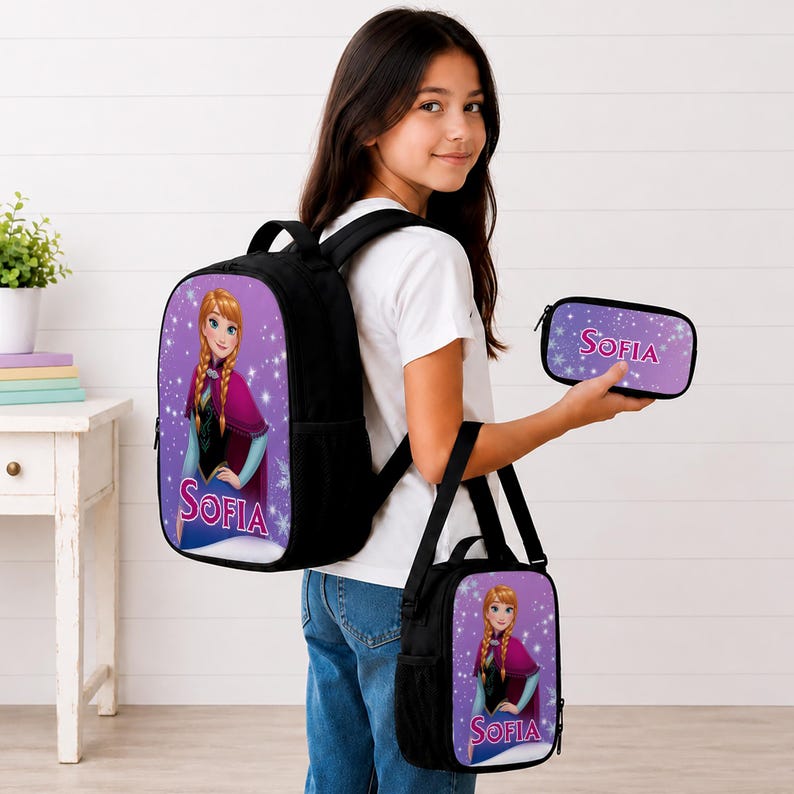 Pu&ograve; includere: Uno zaino nero, una borsa per il pranzo abbinata e un astuccio, ognuno con uno sfondo viola, una grafica di un personaggio con capelli intrecciati e il nome Sofia stampato in rosa. Gli articoli hanno cinghie nere e tasche laterali in rete.