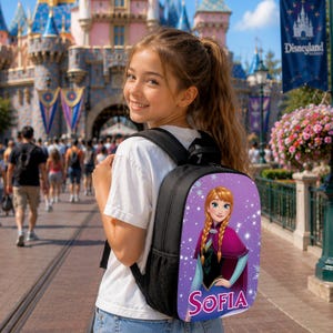 Pu&ograve; includere: Uno zaino nero con una stampa grafica del personaggio Anna di Frozen su sfondo viola con brillantini bianchi e il nome Sofia stampato in rosa nella parte inferiore. Lo zaino &egrave; dotato di spallacci neri e tasche laterali in rete.