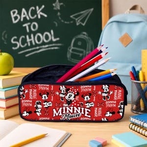 Pu&ograve; includere: Un astuccio rettangolare rosso con un motivo ripetuto di Minnie Mouse e la scritta Minnie Mouse in bianco. L'astuccio &egrave; riempito con diverse matite colorate nelle tonalit&agrave; rosa, rosso, bianco, giallo e blu, posizionate in verticale.
